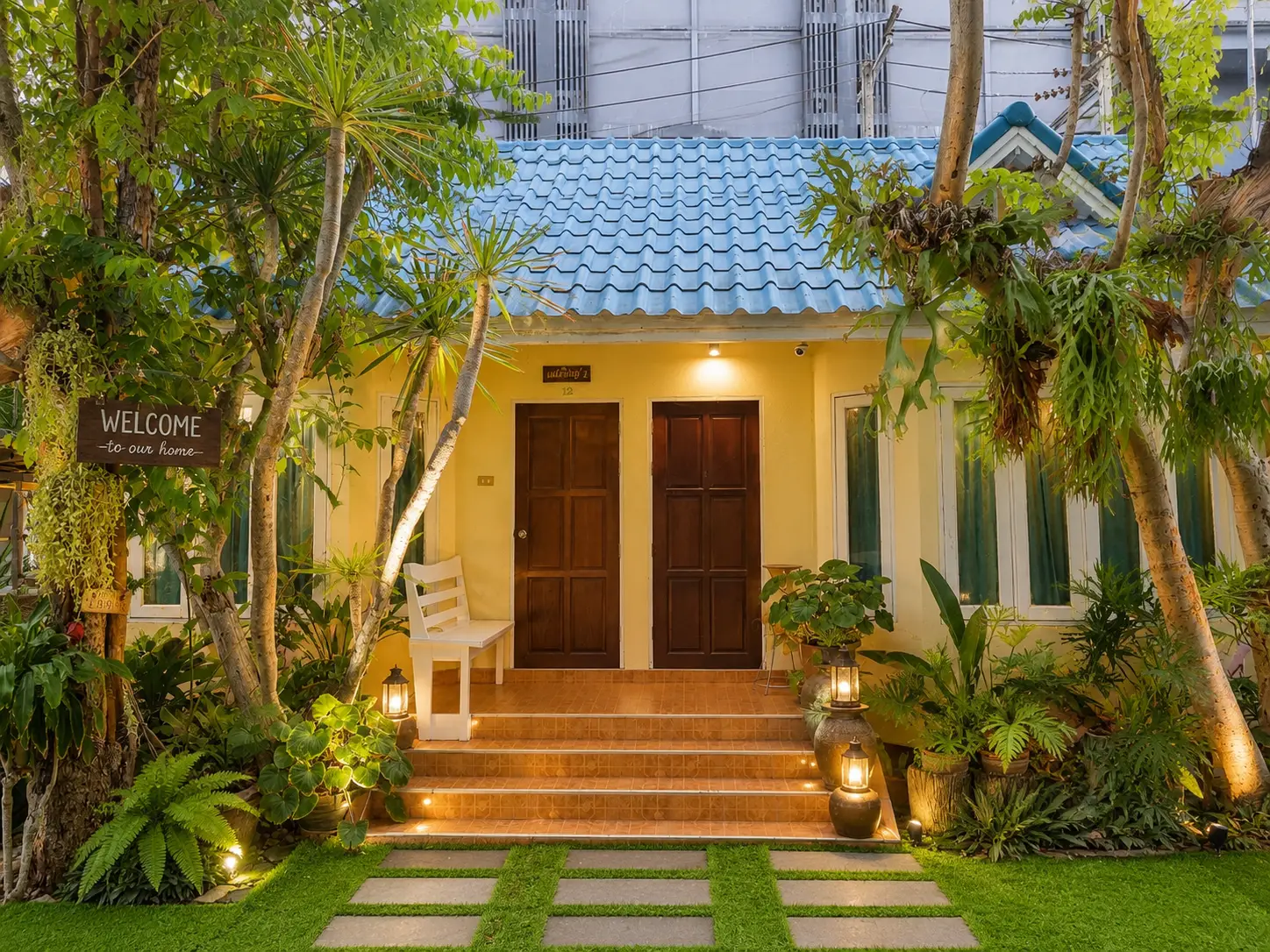 บรรยากาศภายในบ้านพักคู่ราคาประหยัด ตกแต่งเรียบง่ายอบอุ่น พร้อมเตียงเดี่ยวสองหลังสำหรับสองท่าน